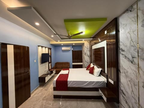 Bed, TV and multimedia, Bedroom, wardrobe