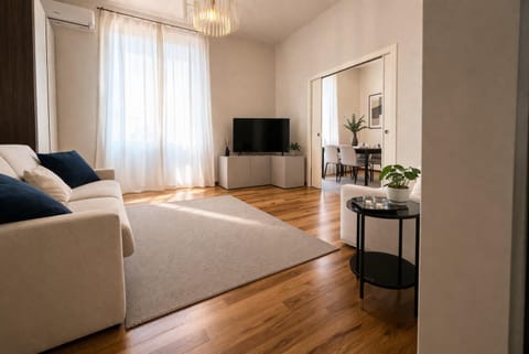 Communal lounge/ TV room, Bed, TV and multimedia, Living room, Photo of the whole room, Seating area, Evening entertainment, Bedroom