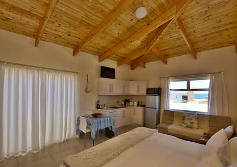 Bed, Kitchen or kitchenette, Photo of the whole room