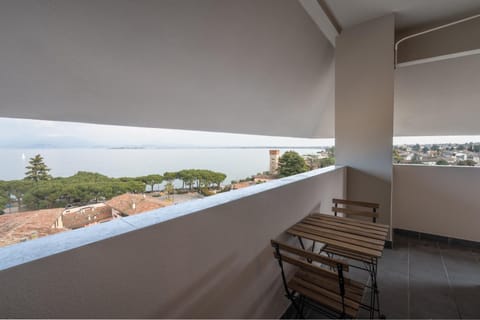 View (from property/room), Balcony/Terrace, Lake view