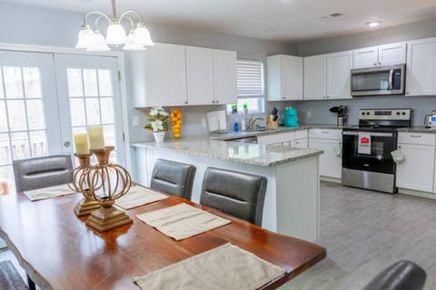 Modern Oak with 6BD-3BR Sleeps 12 House in Fairburn