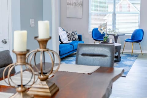 Modern Oak with 6BD-3BR Sleeps 12 House in Fairburn