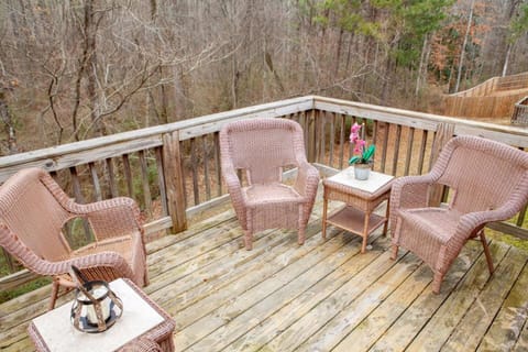 Modern Oak with 6BD-3BR Sleeps 12 House in Fairburn