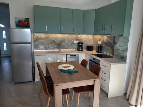 Coffee/tea facilities, Kitchen or kitchenette, Dining area, dishwasher, oven, toaster
