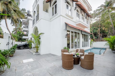 Balcony/Terrace, Seating area, Garden view, Swimming pool, Parking