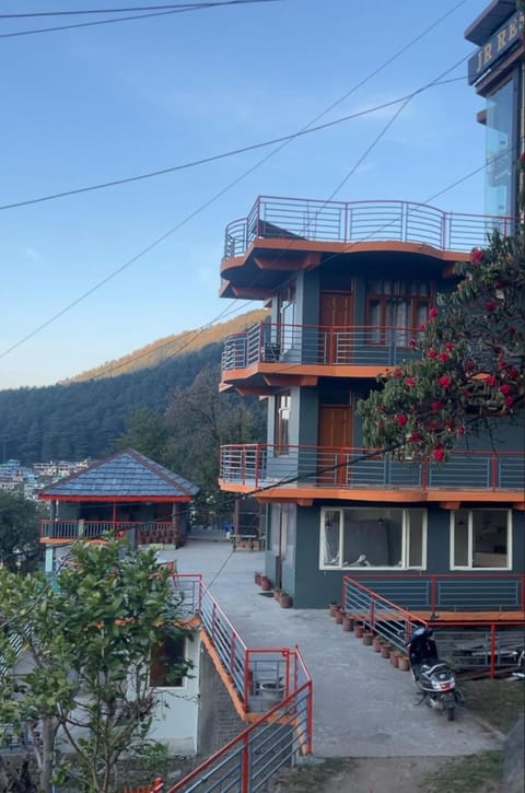Property building, Natural landscape, Mountain view, Parking