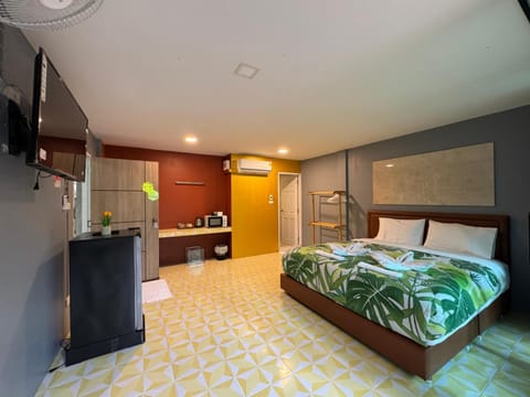 Bed, TV and multimedia, Photo of the whole room, Bedroom, stove