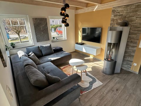 Communal lounge/ TV room, TV and multimedia, Living room, Seating area
