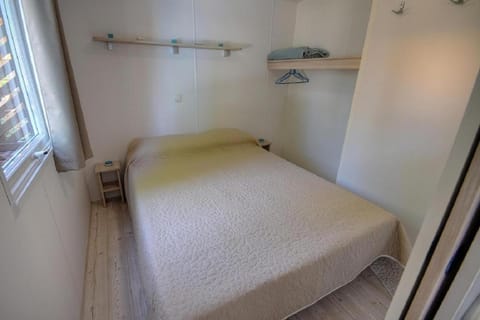 mobil home camping familial bord ardèche Campground/ 
RV Resort in Pont-Saint-Esprit