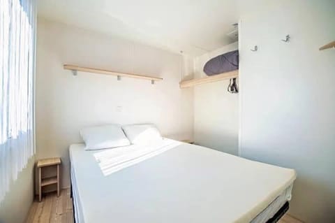 mobil home camping familial bord ardèche Campground/ 
RV Resort in Pont-Saint-Esprit