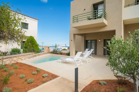 Balcony/Terrace, Swimming pool, sunbed