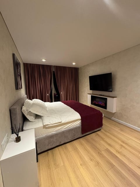 Bed, TV and multimedia, Bedroom