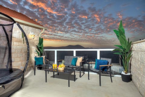 Patio, View (from property/room), Balcony/Terrace, Balcony/Terrace, Seating area, Mountain view