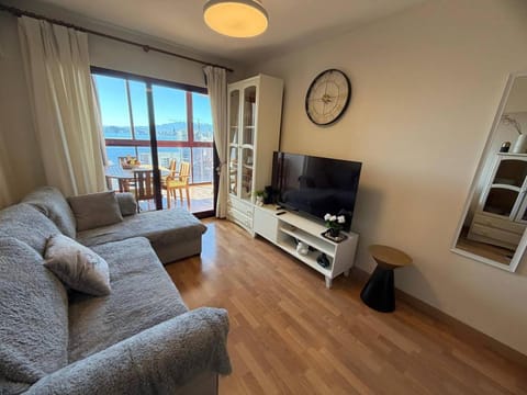 Communal lounge/ TV room, Natural landscape, TV and multimedia, Living room, Seating area, Evening entertainment, Sea view
