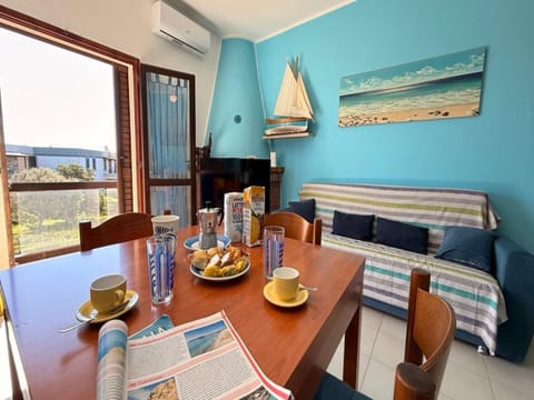 Coffee/tea facilities, Living room, Food and drinks, Dining area, Food, Drinks