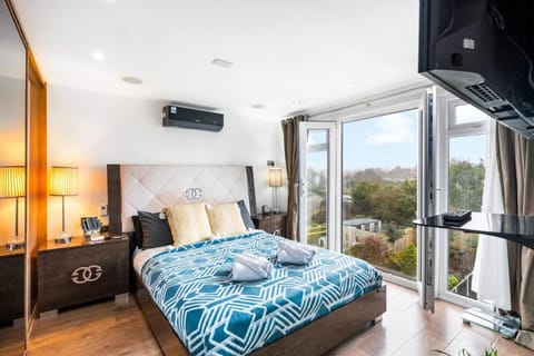 Bed, TV and multimedia, View (from property/room), Bedroom, air conditioner