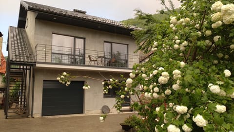 Property building, Facade/entrance, Balcony/Terrace