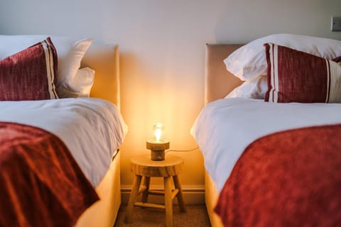 Bright 3BR Home Sleeps 6 City Centre in Crewe House in Crewe