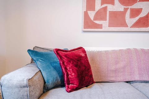 Bright 3BR Home Sleeps 6 City Centre in Crewe House in Crewe