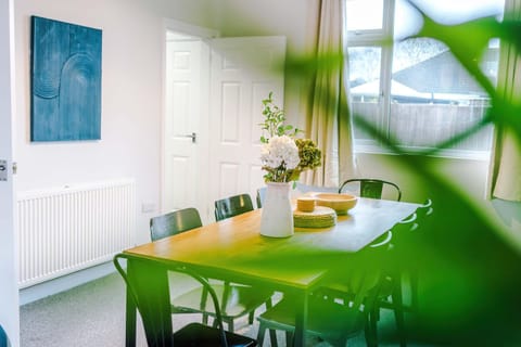 Bright 3BR Home Sleeps 6 City Centre in Crewe House in Crewe