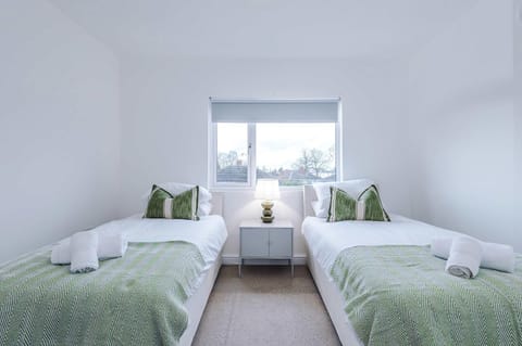 Bright 3BR Home Sleeps 6 City Centre in Crewe House in Crewe