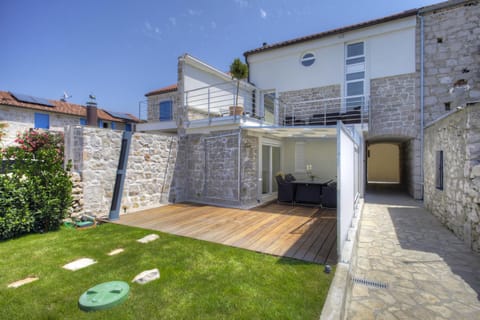 Shower, Patio, Garden