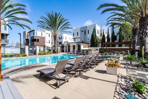 Property building, Garden, Garden view, Pool view, Swimming pool, Swimming pool, sunbed