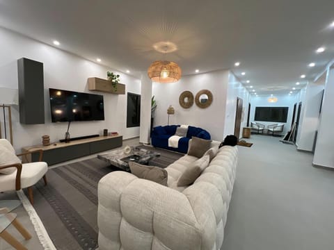 Communal lounge/ TV room, TV and multimedia, Living room, Seating area, Evening entertainment