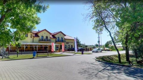 Property building, Restaurant/places to eat, Facade/entrance, Neighbourhood, Balcony/Terrace, Floor plan, Garden view, Area and facilities