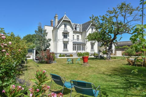 Property building, Day, Garden, Garden view