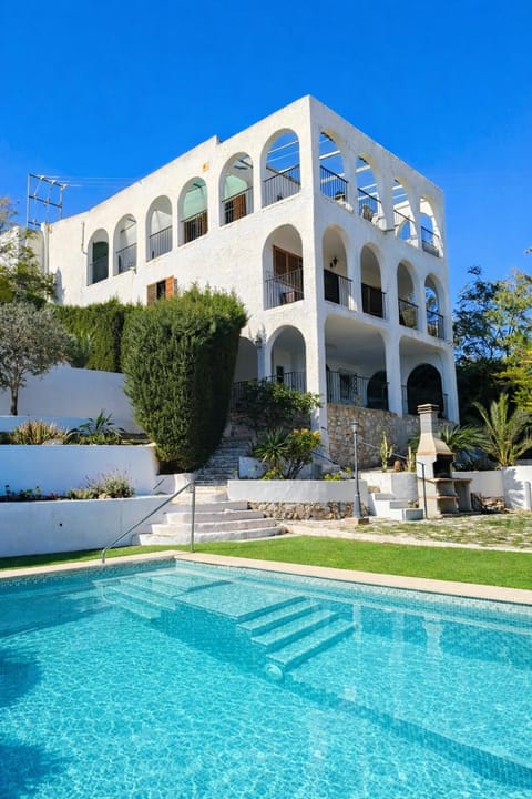 Property building, Day, Pool view, Swimming pool