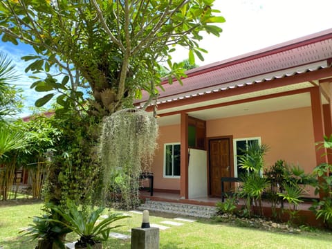 Baan Longhaad Hostel in Sala Dan