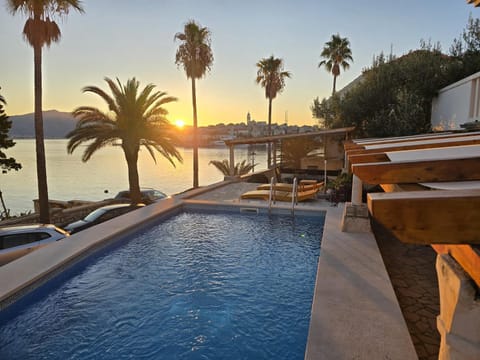 Nearby landmark, Day, Natural landscape, Pool view, Sea view, Swimming pool, Sunrise, Sunset, sunbed