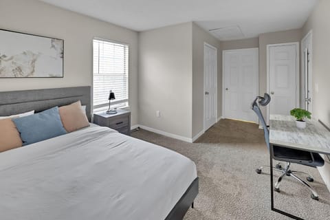 Modern Comfort w Balcony, Kitchen & WiFi Apartment in Homewood