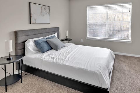 Modern Comfort w Balcony, Kitchen & WiFi Apartment in Homewood