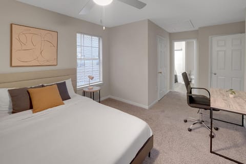 Modern Comfort w Balcony, Kitchen & WiFi Apartment in Homewood