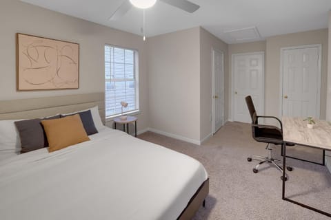 Modern Comfort w Balcony, Kitchen & WiFi Apartment in Homewood