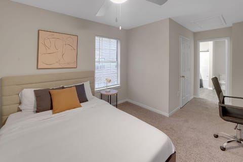 Modern Comfort w Balcony, Kitchen & WiFi Apartment in Homewood