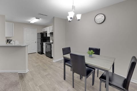 Modern Comfort w Balcony, Kitchen & WiFi Apartment in Homewood