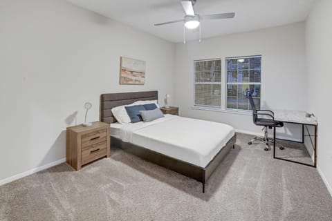 Cozy Retreat w Balcony & Modern Comforts Apartment in Homewood