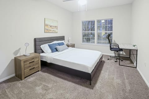 Cozy Retreat w Balcony & Modern Comforts Apartment in Homewood