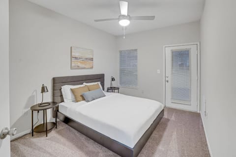 Cozy Retreat w Balcony & Modern Comforts Apartment in Homewood