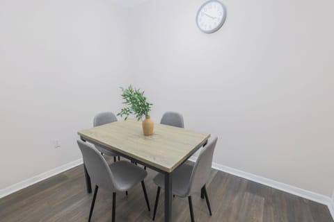 Cozy Retreat w Balcony & Modern Comforts Apartment in Homewood