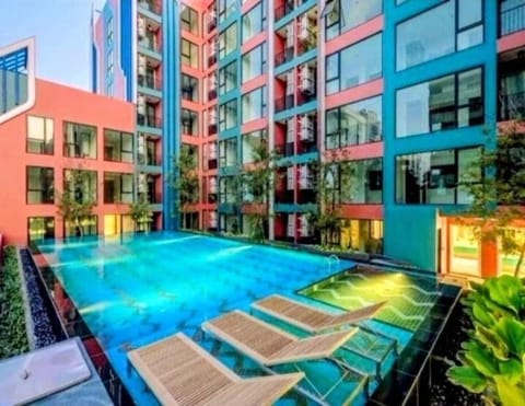 Property building, Day, Pool view, Swimming pool, sunbed