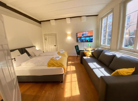Bed, TV and multimedia, Seating area, Bedroom, towels