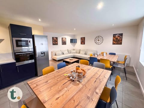 TV and multimedia, Kitchen or kitchenette, Living room, Seating area, Dining area
