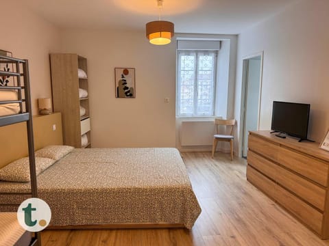 Bed, TV and multimedia, Photo of the whole room, Bedroom