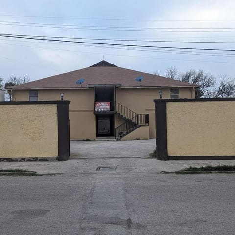 Pastor Apartments - Near International Bridge Apartment in Del Rio