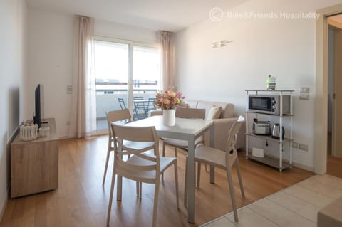 TV and multimedia, Kitchen or kitchenette, Living room, Dining area