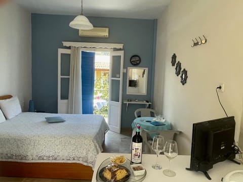 Bed, TV and multimedia, Food and drinks, Photo of the whole room, Food, air conditioner